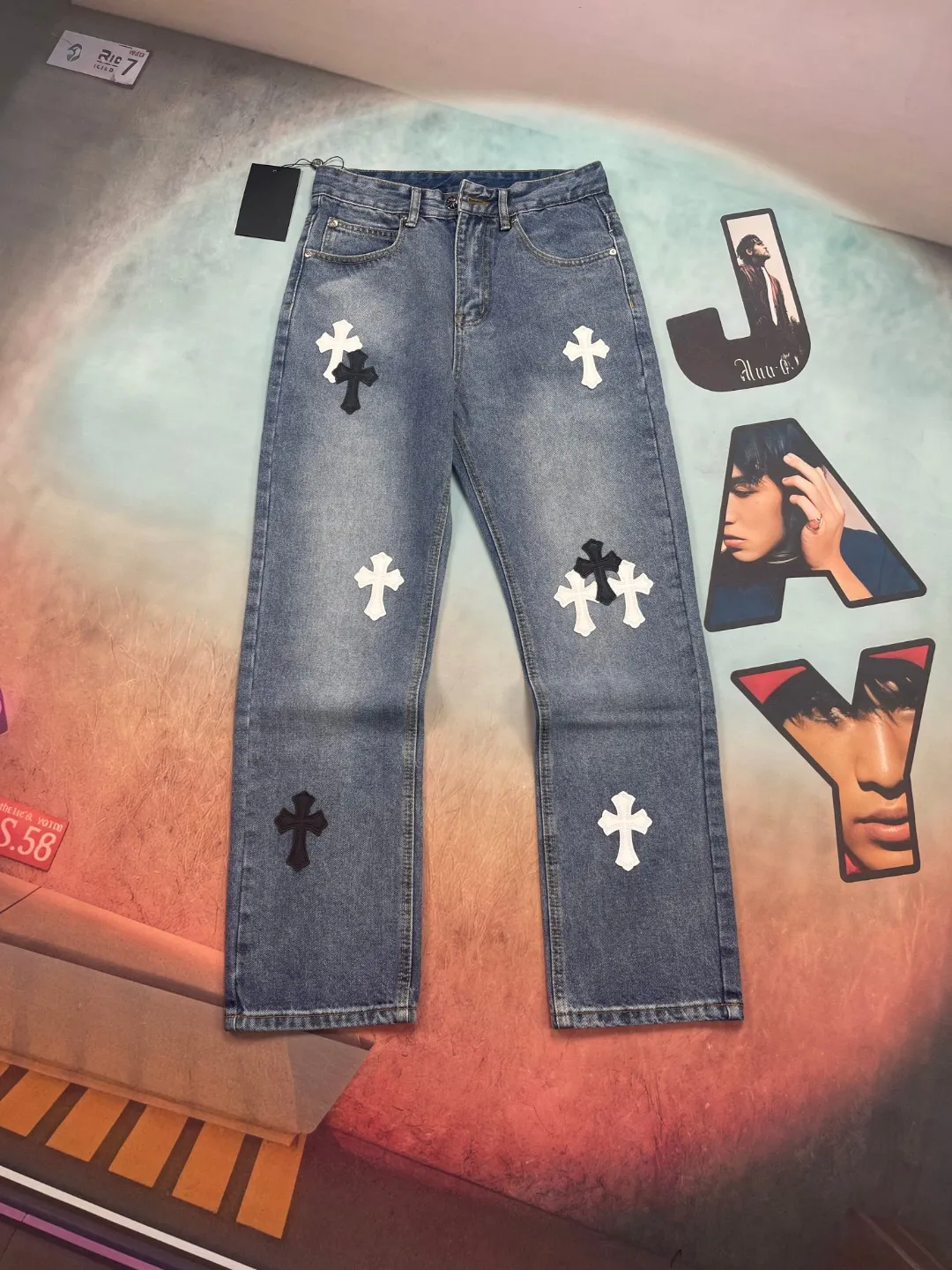 🅿️290 🔘Style number-KL163 🔘Croxin 𝐂𝐡𝐫𝐨𝐦𝐞 𝐇𝐞𝐚𝐫𝐭 city limited Sanskrit cross patch leather jeans* This Croxin city limited series of jeans is a very popular limited edition in the fashion circle! It is made of classic blue denim, which has a great texture, is crisp and soft, and is extremely durable. The colorful crosses and letter patterns on the pants are so eye-catching. The crosses are available in blue and white, and are presented through exquisite craftsmanship. They have a strong three-dimensional effect and the colors are not easy to fade. The letter pattern is exquisite and paired with the cross, it is full of fashion. In terms of production technology, Croxin has always pursued perfection. The wiring is neat, the hardware accessories are customized, and the buttons, zippers, etc. all have Croxin's signature details, giving it a full sense of luxury. The straight version doesn't matter the shape of your legs. It looks good on both thick and thin legs, and it's super versatile. The matching suggestions are as follows: Street fashion style: Wear a loose white hooded sweatshirt on the upper body, a black Crow Heart leather jacket, black high-top Converse or Martin boots, and then put on a Crow Heart silver necklace or ring to look cool and handsome. Casual fashion style: Pair with a solid-color short-sleeved T-shirt, such as black, white and gray, which looks great. Wear white Nike sneakers and carry a heart-shaped crossbody bag. It is comfortable and fashionable for daily outings. Retro personality style: Wear a floral shirt tucked into the waistband, and pair with retro western boots or designer dad shoes to easily create a retro personality atmosphere. These pants are fashionable and versatile. They can also be worn as a couple's style. They are so eye-catching when out on the street! Trend lovers don’t miss it!  Size: S M L XL (28.30.32.34) Color: Blue